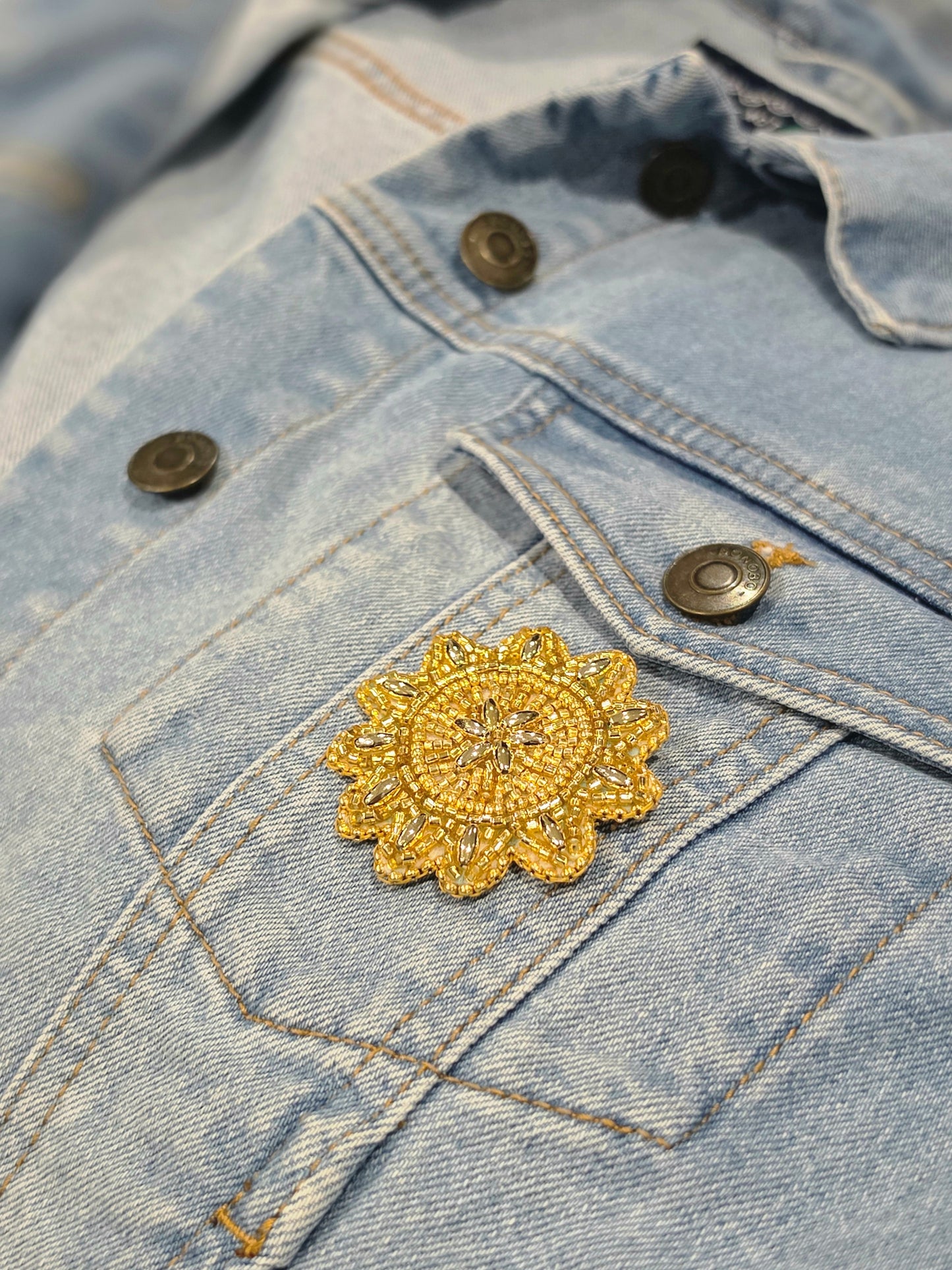 Broche Soleil d’or